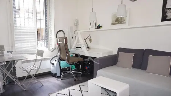 Woonkamer; houten vloer, natuurlijk licht, moderne stijl, hoge plafonds