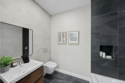 غرفة معيشة; أرضية خشبية, ضوء طبيعي, أسلوب عصري, أسقف عالية