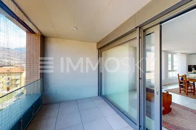 Кухиња; кухињски апарати, дрвени под, природно светло, модерни стил, реновиран