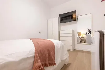 Soggiorno; pavimento in legno, luce naturale, stile moderno, soffitti alti