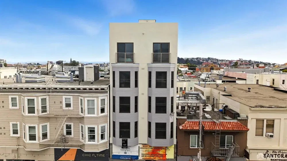 Woonkamer; houten vloer, natuurlijk licht, moderne stijl, hoge plafonds