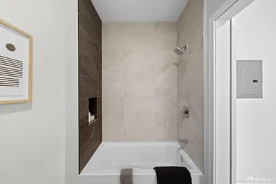 Cozinha; eletrodomésticos, chão de madeira, luz natural, estilo moderno, renovado