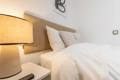 Kuhinja; kuhinjski aparati, drveni pod, prirodno svjetlo, moderni stil, renoviran