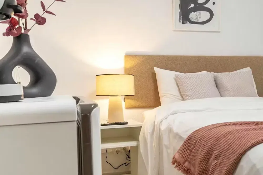 Obývací pokoj; dřevěná podlaha, přirozené světlo, moderní styl, vysoké stropy