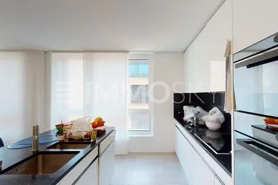 Дневна соба; дрвени под, природно светло, модерни стил, високи плафони