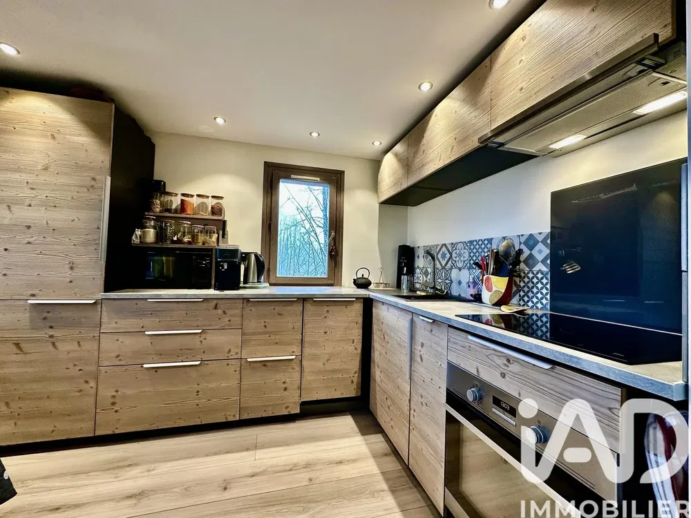 Oturma odası; ahşap zemin, doğal ışık, modern stil, yüksek tavan