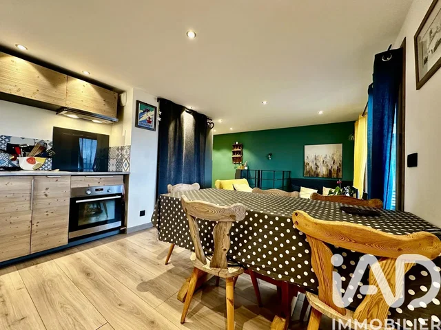 Living room; wood floor, natural light, modern style, high ceiling