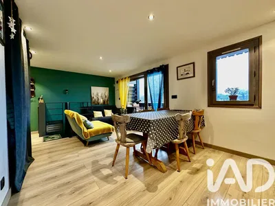 Oturma odası; ahşap zemin, doğal ışık, modern stil, yüksek tavan