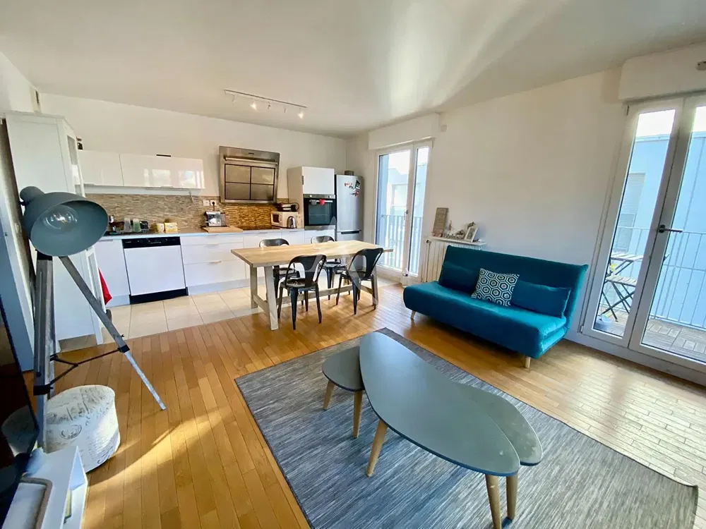 Woonkamer; houten vloer, natuurlijk licht, moderne stijl, hoge plafonds