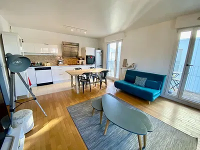 Woonkamer; houten vloer, natuurlijk licht, moderne stijl, hoge plafonds