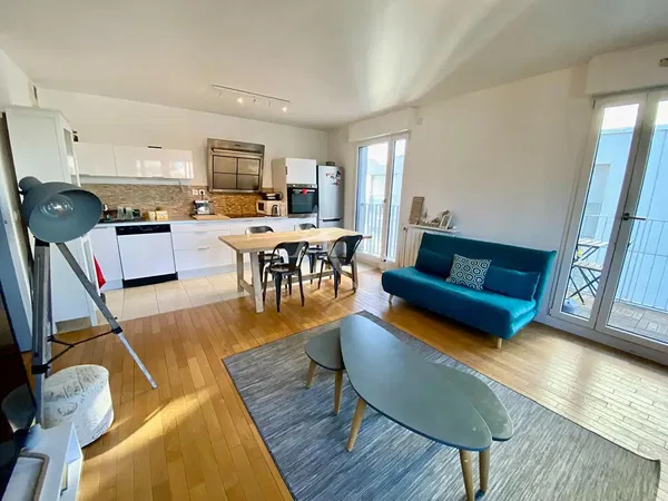 Woonkamer; houten vloer, natuurlijk licht, moderne stijl, hoge plafonds