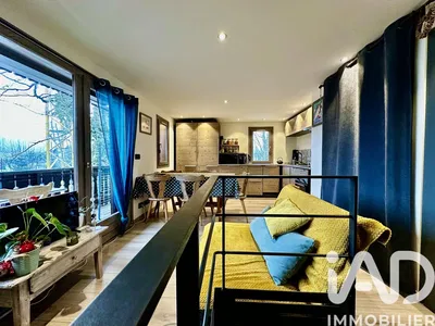 Oturma odası; ahşap zemin, doğal ışık, modern stil, yüksek tavan