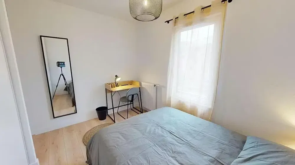 Σαλόνι; ξύλινο πάτωμα, φυσικό φως, μοντέρνο στυλ, ψηλά ταβάνια