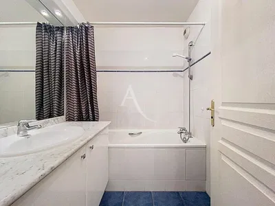Living room; wood floor, natural light, modern style, high ceiling