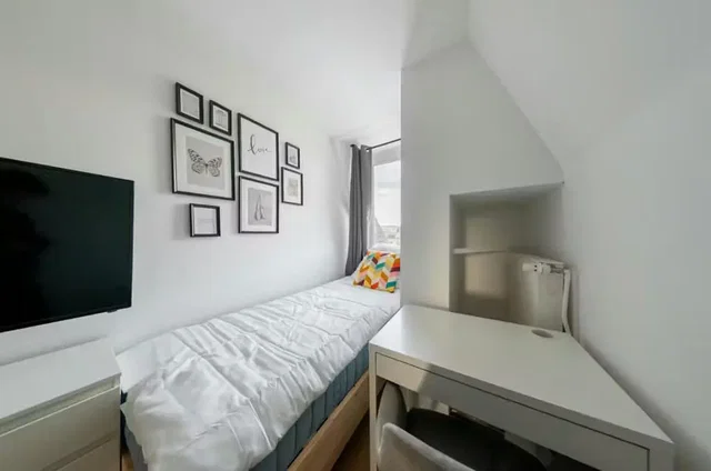 Wohnzimmer; holzboden, tageslicht, moderner stil, hohe decken