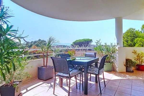 Soggiorno; pavimento in legno, luce naturale, stile moderno, soffitti alti