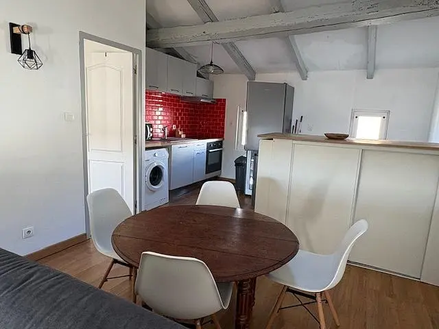 Salon; podłoga drewniana, światło dzienne, styl nowoczesny, wysokie sufity