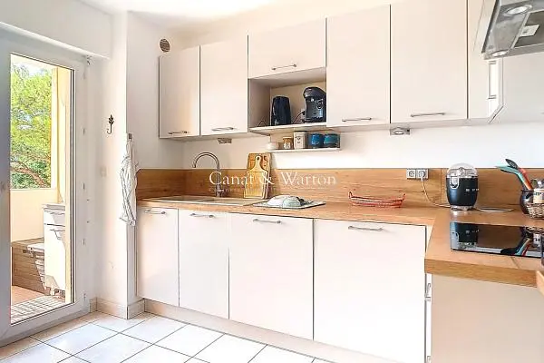 Wohnzimmer; holzboden, tageslicht, moderner stil, hohe decken