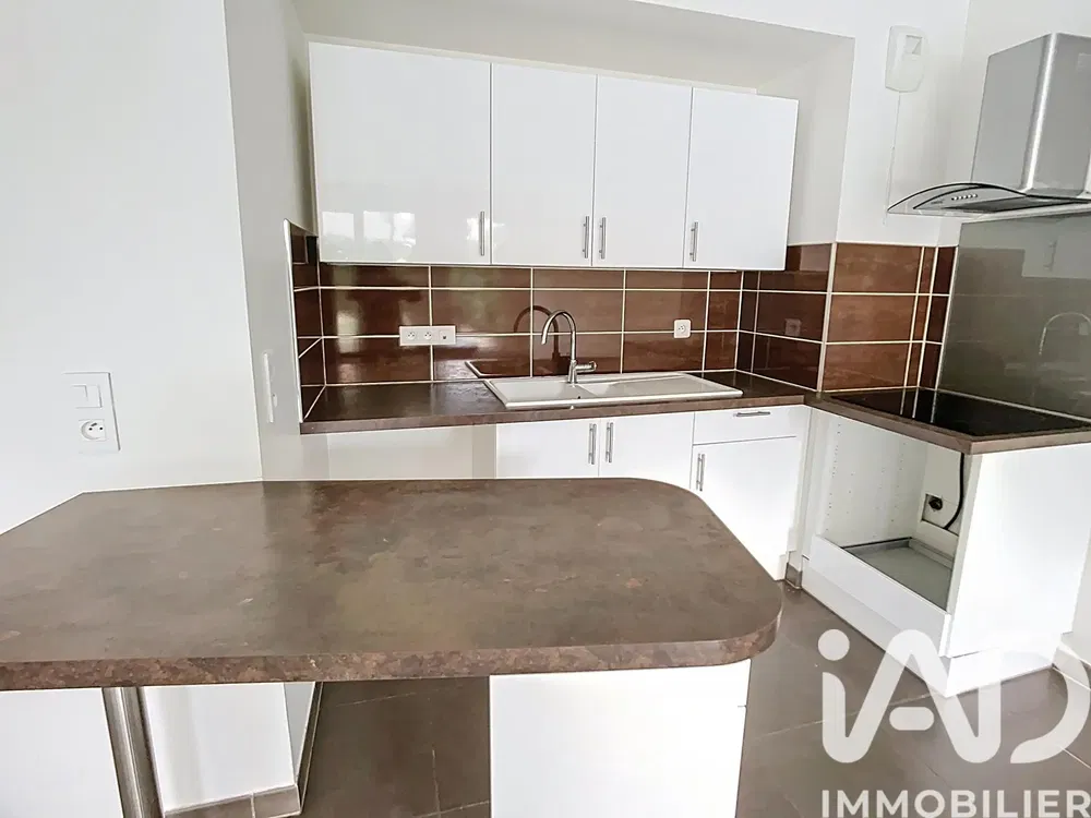 Σαλόνι; ξύλινο πάτωμα, φυσικό φως, μοντέρνο στυλ, ψηλά ταβάνια