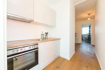 Wohnzimmer; holzboden, tageslicht, moderner stil, hohe decken