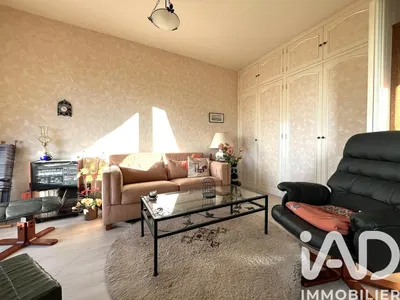 Salon; parquet, lumière naturelle, style moderne, hauteur sous plafond