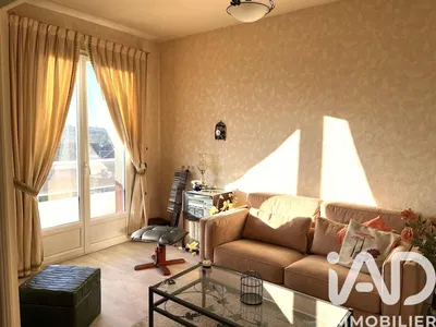 Salon; parquet, lumière naturelle, style moderne, hauteur sous plafond