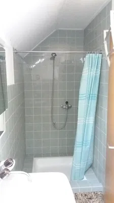 Wohnzimmer; holzboden, tageslicht, moderner stil, hohe decken