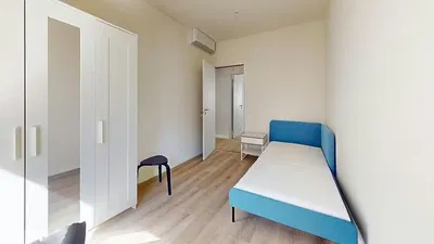 Salon; parquet, lumière naturelle, style moderne, hauteur sous plafond