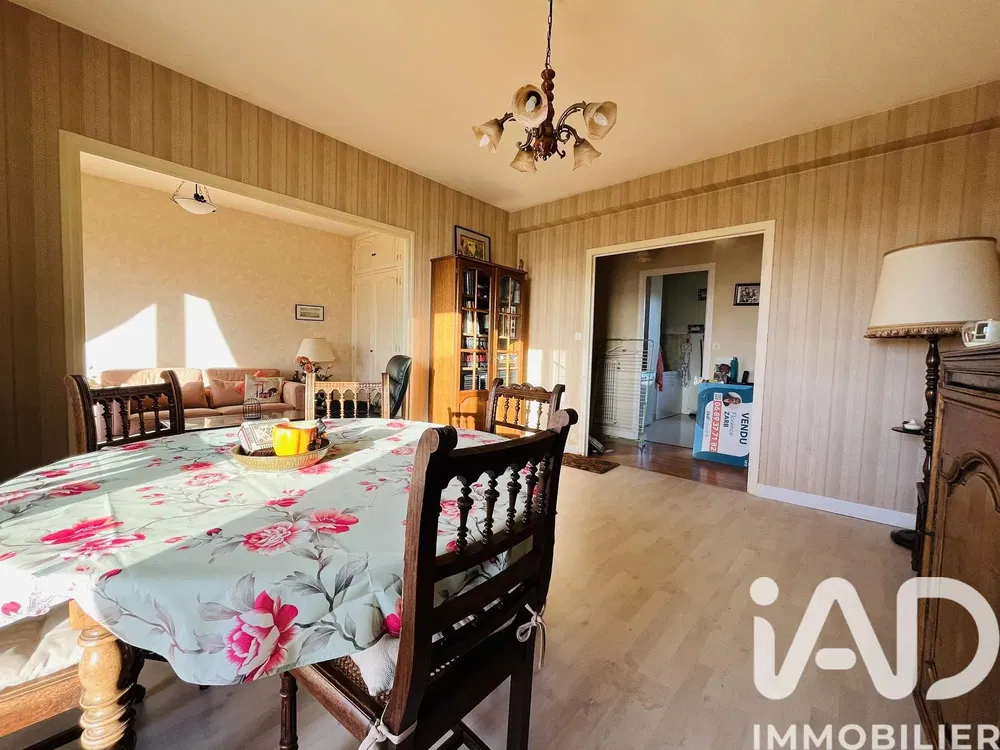 Salon; parquet, lumière naturelle, style moderne, hauteur sous plafond