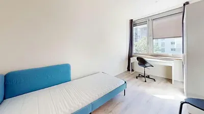 Salon; parquet, lumière naturelle, style moderne, hauteur sous plafond