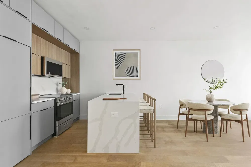 Sala de estar; chão de madeira, luz natural, estilo moderno, teto alto