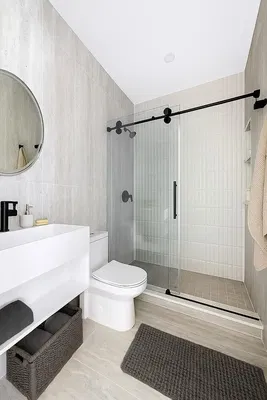 Sala de estar; chão de madeira, luz natural, estilo moderno, teto alto