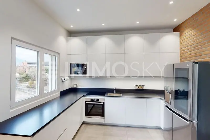 Salon; parquet, lumière naturelle, style moderne, hauteur sous plafond