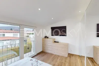 Salon; parquet, lumière naturelle, style moderne, hauteur sous plafond