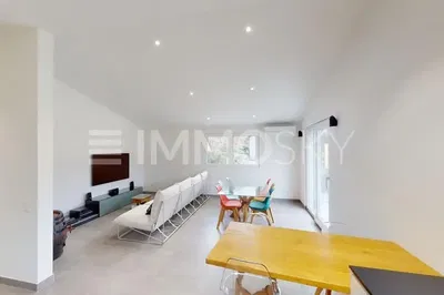 Salon; parquet, lumière naturelle, style moderne, hauteur sous plafond