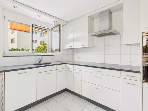 Salon; parquet, lumière naturelle, style moderne, hauteur sous plafond