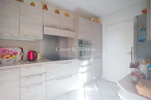 Living room; wood floor, natural light, modern style, high ceiling