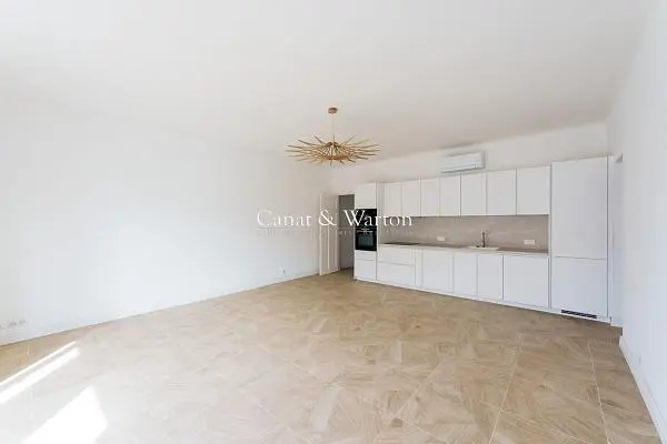 Soggiorno; pavimento in legno, luce naturale, stile moderno, soffitti alti