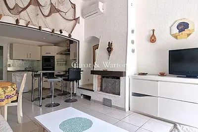 Salon; parquet, lumière naturelle, style moderne, hauteur sous plafond