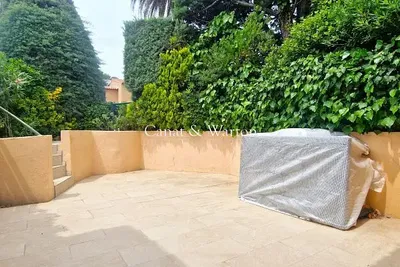 Salon; parquet, lumière naturelle, style moderne, hauteur sous plafond