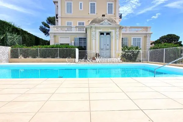 Cuisine; électroménager, parquet, lumière naturelle, style moderne, rénové