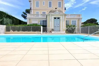 Cuisine; électroménager, parquet, lumière naturelle, style moderne, rénové