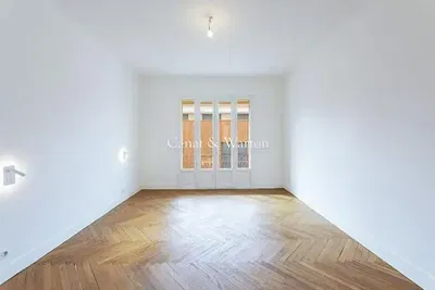 Soggiorno; pavimento in legno, luce naturale, stile moderno, soffitti alti