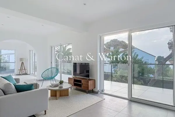 Salon; parquet, lumière naturelle, style moderne, hauteur sous plafond