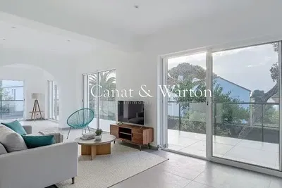 Salon; parquet, lumière naturelle, style moderne, hauteur sous plafond