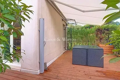 Soggiorno; pavimento in legno, luce naturale, stile moderno, soffitti alti