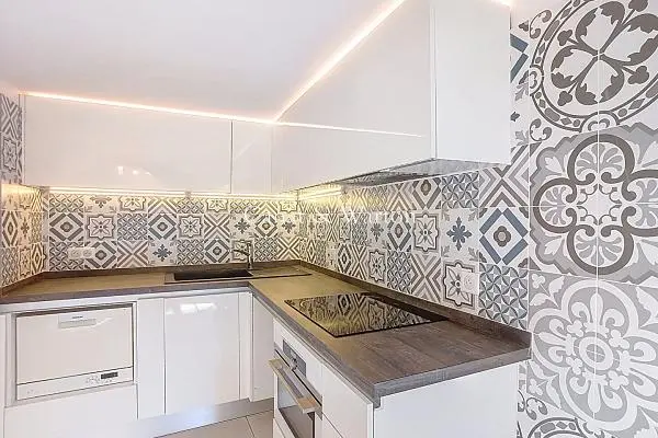 Soggiorno; pavimento in legno, luce naturale, stile moderno, soffitti alti