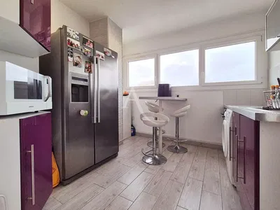 Σαλόνι; ξύλινο πάτωμα, φυσικό φως, μοντέρνο στυλ, ψηλά ταβάνια