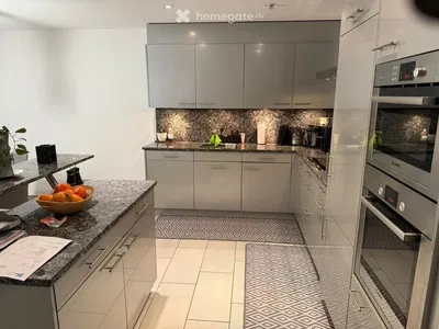 Salon; parquet, lumière naturelle, style moderne, hauteur sous plafond