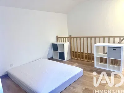 Living room; wood floor, natural light, modern style, high ceiling